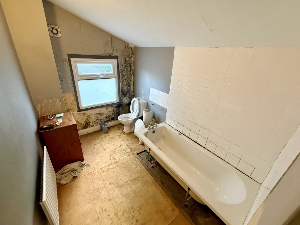 Lot: 162 - MID-TERRACE HOUSE FOR IMPROVEMENT - Bathroom with W.C.